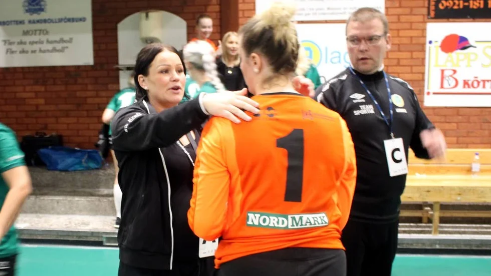 Carin Bergdahl kramar om sin målvakt Elin Hoffman som alla trodde var matchvinnare. Efteråt kom chocken. BBK hade fått ett mål för mycket och matchen slutade oavgjort.
