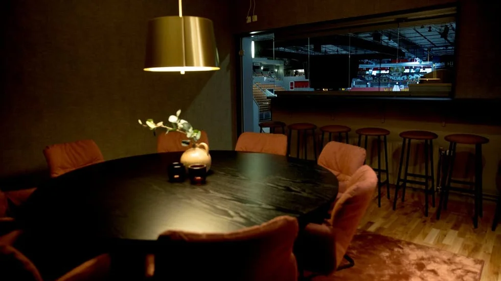 Även Loge 1 har fått sig en makeover av Lundbäcks inredningar. Här kan upp till 17 personer äta och umgås innan de tar plats på läktaren utanför.