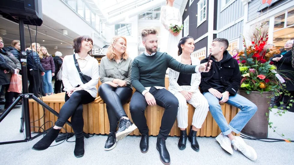 Nu skriver vi 2019, och här ses årets mode i kläder och hår.
