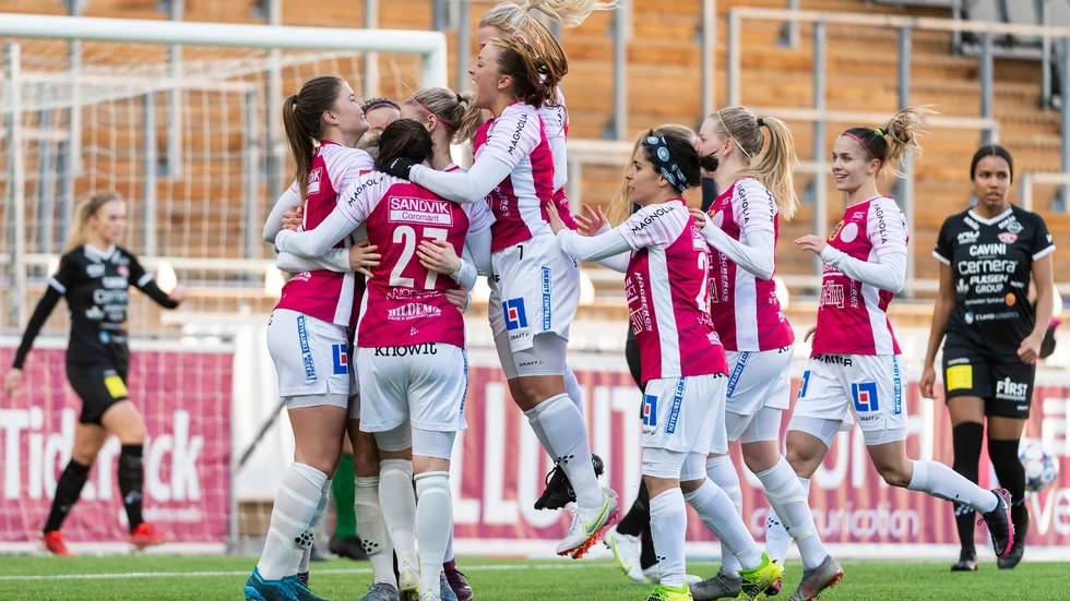 Uppsala jublar efter Nicole Robertsons ledningsmål. 