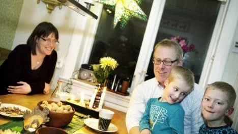Familjen Cejie tycker att de fått bättre livskvalitet på många andra plan sedan de sålt bilen. Katia och Johan med barnen Niklas och Jesper.