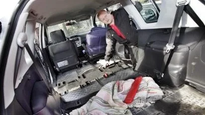 Peter Löberg på Biltrean med en plundrad Avensis verso.