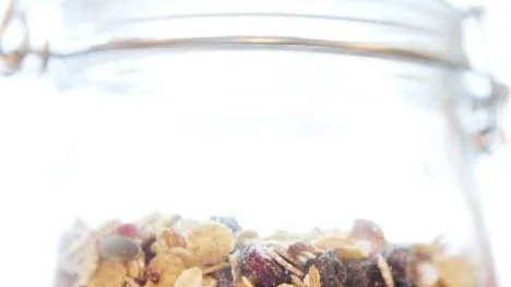 Annika Wesslén lagar mat lämplig för kvinnor i klimakteriet.  Granola / müsli