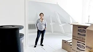 Flyttkartongerna i vardagsrummet vittnar om att det snart är inflyttningsklart för Ulrika Skatt Bolander. Hon tycker att det bästa med vindsvåningen är det unika som orginalgolven, takstolarna och den gamla kakelugnshällen.