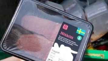 Mat slängs i container.
