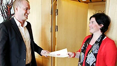 Förnyelsegruppens  Gustaf Lantz och kommunalrådet Marlene Burwick.