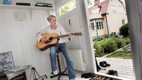 "Det är en dröm som gått i uppfyllelse. Här kan jag dra mig undan och arbeta och ändå ha jättenära in till familjen i huset." 
Se fler bilder i bildspelet ovan.