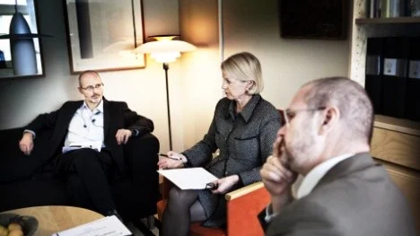 Ekonomidirektör Bo Carlbarck t v har reserverat 49 miljoner kronor nästa år för vård av äldre upplänningar. Landstingsdirektör  Kerstin Westholm och landstingets ordförande Erik Weiman anser inte att framtiden är så nattsvart som prognosrena säger. Erik Weiman