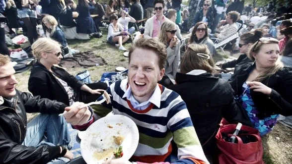 Joel Olsson på sillunch i Ekonomikumparken.