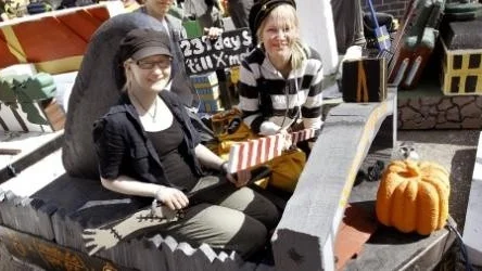 Sofia Berglund,Thomas Stenborg och Sofia Qvarfort förbereder sig inför lördagens forsränning.
