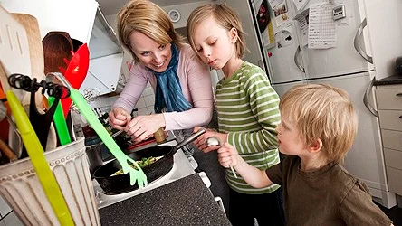 Ann Eberhardsson lagar mat med barnen Joel och Isak.