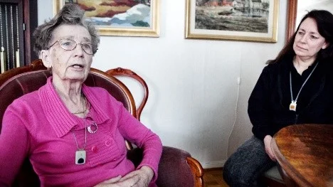 Ann Åkerström på dagligt besök hemma hos Eva Westerman.