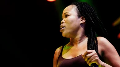 Queen Ifrica på huvudscenen under reggaefestivalens sista dag.