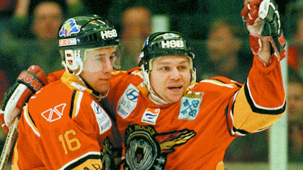 jubel. Mattias Öhlund firar ett Luleåmål i Delfinen tillsammans med forwarden Lars Hurtig. Foto: Alf Lindberg