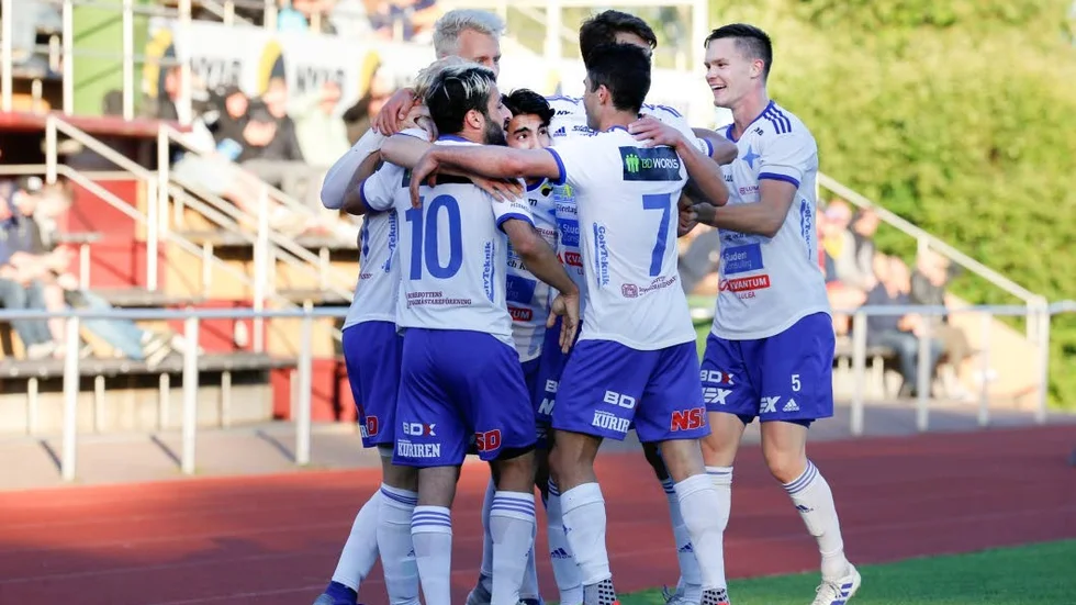 IFK Luleå jublar efter 3–2-målet.