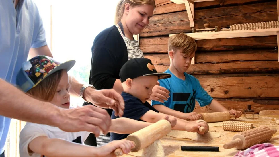 Walter Flygare, Malte Bergström och William Flygare får hjälp i Bagarstugar på Porsön med att baka av Matilda Lundberg