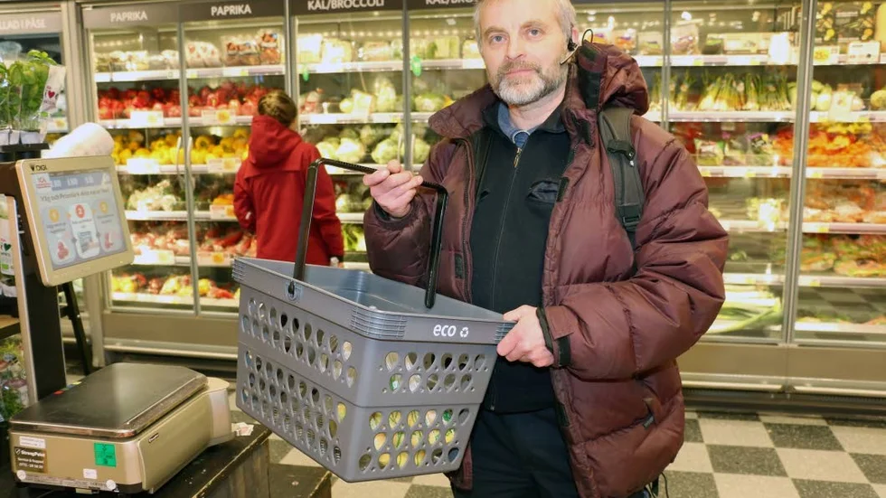 Ulf Davidsson i Piteå kör buss för stadstrafiken. Han försedde sig med en grå korg. "Allt är möjligt", säger han.