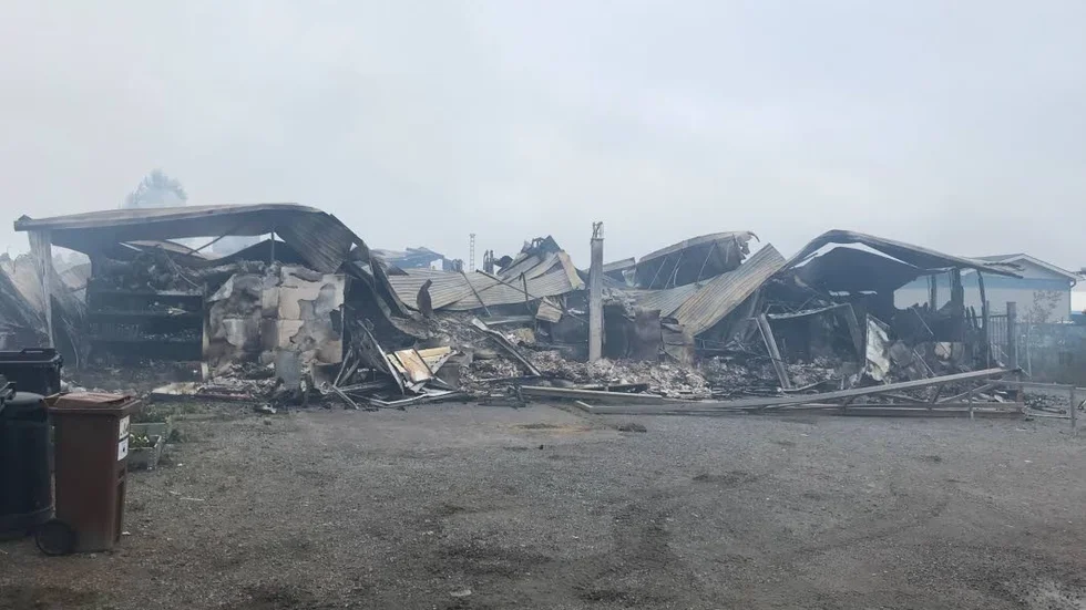 Omtillliggande byggnader finns åt tre håll, men de gick att rädda. Efter att taket rasat in framåt natten lugnade branden ner sig, enligt räddningstjänsten som då kunde trappa ner insatsen.