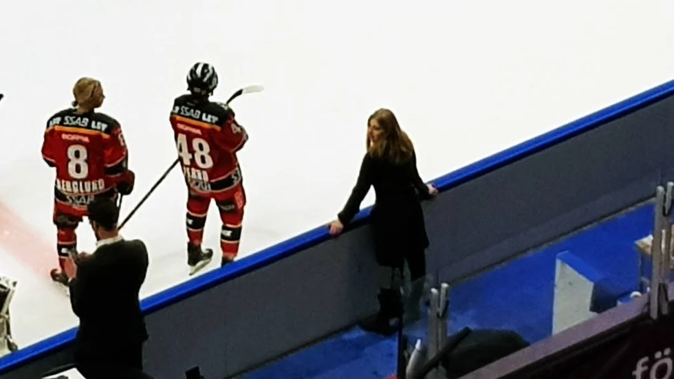 Under uppvärmningen inför den avgörande SM-finalen mellan Luleå Hockey/MSSK och Linköping hade Michelle Karvinen tagit på sig skadade Nathalie Fernos tröja, Karvinen bar den under hela uppvärmningen.