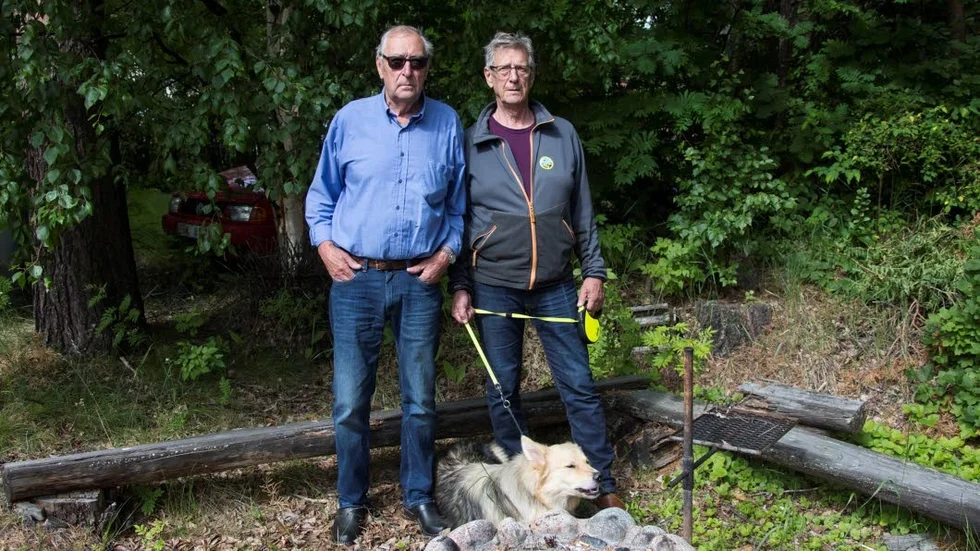 Innan löven slog ut och kunde fånga upp bråten blåste skräp från den nedskräpade tomten till grannarna. Staffan Pettersson och Birger Bergman finns bland de drabbade.