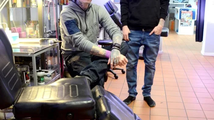 Lokalen är oskyltad men människor hittar till tatueringsstudion ändå.