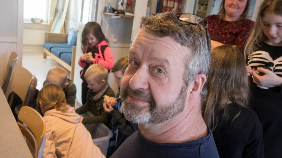 Gunnar Jonsson är inte bara Länstyrelsens rådgivare för hållbar livsmedelskompetens i skolan. Han är också biodlare och fårbonde och i tillägg till det också biträdande pedagogikprofessor vid Luleå tekniska universitet (LTU).