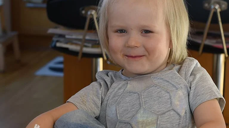 Vincent visar resultatet av blodprovet.