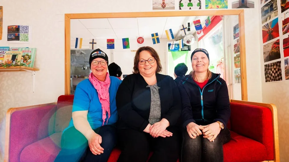 Förskolans chef Kirsi Lagerdahl tillsammans med två av de tre pedagogerna som nyligen rekryterats till den tvåspråkiga förskolan. Rose-Marie Groth, ansvarig för meänkieli och Marja-Leena Eliasson för den finskspråkiga gruppen.