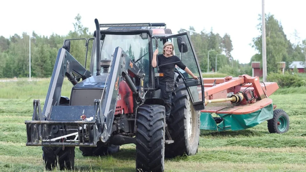 Britta-Karin Staffansdotter Jakobsson skördar en äng några hundra meter från sin och sambons bondgård. Totalt äter djuren upp cirka 5-600 höbalar per år.