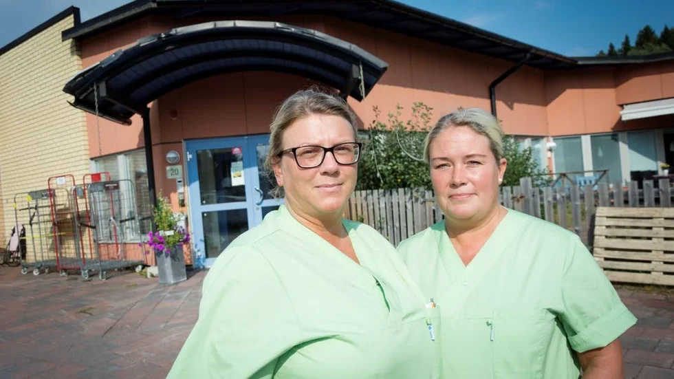 Undersköterskorna Jenny Carlson och Susanna Juntti, Lulsundets äldreboende, får fortsätta vänta på ett politiskt beslut.