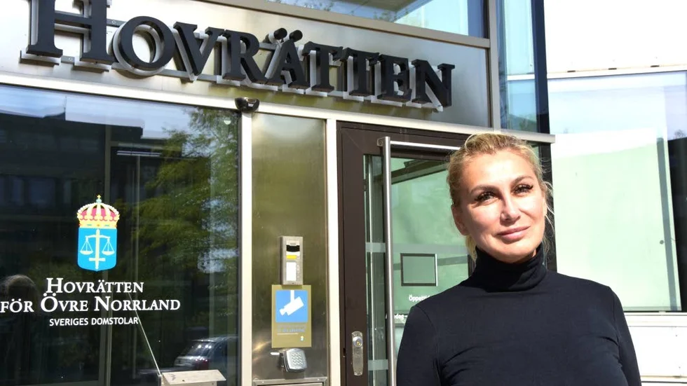 Rättstolken Anna Alm, Stockholm, bröt in under förhandlingen efter att larmsamtal spelats upp. "De tolkar fel, eller så tolkar de inte alls."