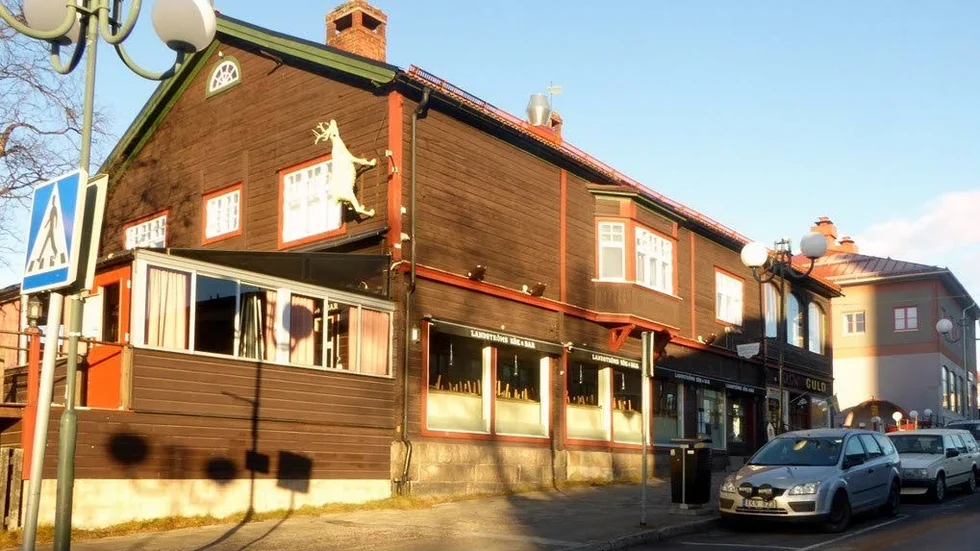 Landströmska huset uppfördes som bokhandel och bistadshus 1911. Byggnaden är en av få knuttimrade byggnader i Kiruna som inte har blivit inklädda i panel.