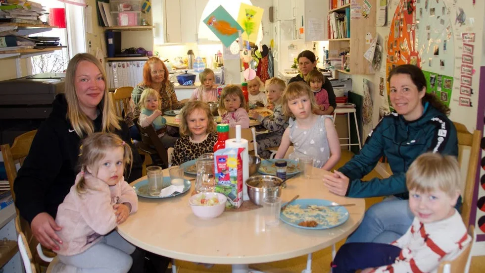 I Tallbackkottarnas förskola. "Bilarna kör fort" säger flera av barnen.