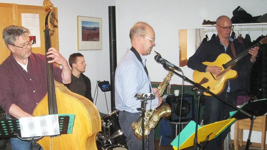 Säsongsavslutningen på Åkerbärets PUB-aftnar gästades av Jan Lundbergs kvartett med Roger Stenberg, bas, Samuel Andersson, trummor, Jan Lundberg, saxofon och Joakim Toft, gitarr.
