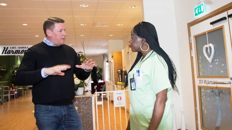 De integrerade nattpassen tar hårt på krafterna för personalen. Undersköterskan Mercy Maseko krävde bättre arbetsförhållanden när hon träffade Kommunals förbundsordförande Tobias Baudin.
