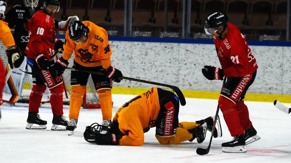 Luleå Hockeys Niklas Olausson fick en klubba i ansiktet under onsdagens träning.