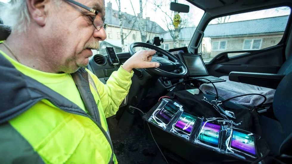 Koll på täckning. Göran Wennerberg visar mätutrustningen som ska kartlägga mobiltäckningen i Uppsala kommun.