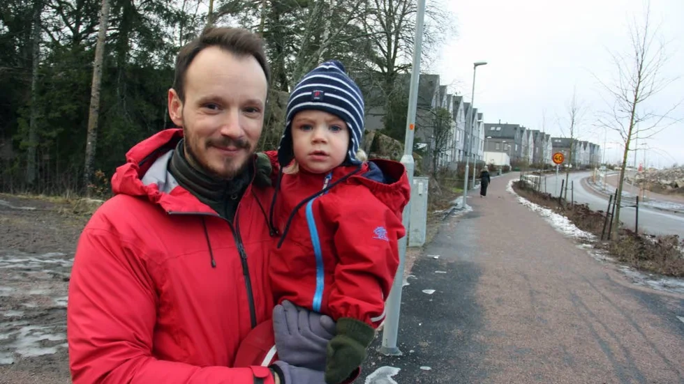 Luciano Jensen med sonen Oscar tycker det finns mycket att önska av planeringen av Lindbacken. Det saknas lekplatser, det är en dålig  trafikslösning, och det saknas bussar.