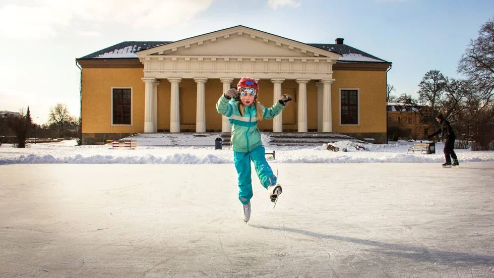Hopp! Alma Kårehed visar vad hon lärt sig på Uppsala allmänna konståkningsklubb.