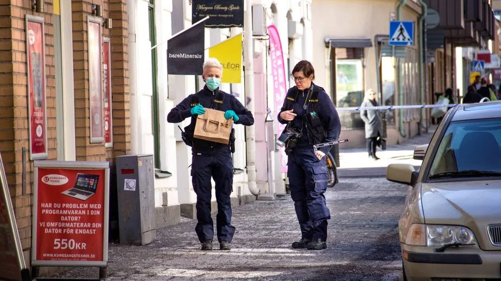 Huruvida de föremål polisen tar med sig från platsen är av betydelse får en teknisk undersökning avgöra.