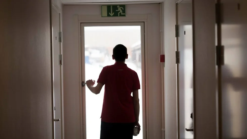 Ensamkommande. "En slutsats av lagrådets politiska ställningstagande måste bli att att alla asylbeslut som har fattats gällande ensamkommande barn som kommit före sin 18-årsdag, men där beslut fattats efter denna dag, borde göras om från början." Det skriver Ulf Appelgren.