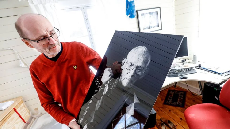 OS-brottare. Carl von Scheele med ett av fotografierna i utställningen ”100!”, William Petsén i Upplands Väsby. På 30-talet var Petsén en av Sveriges absolut bästa brottare och uttagen som reserv till olympiaden i Berlin. Tränade fortfarande varje dag (fotograferad 2011).