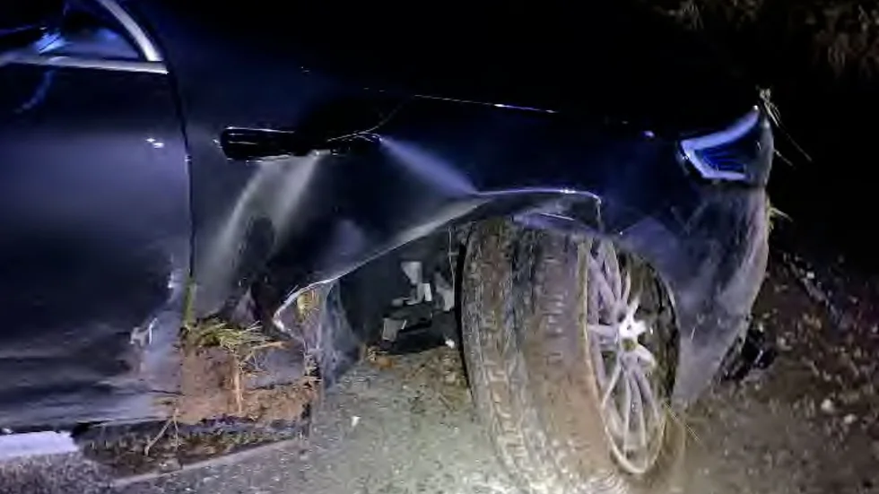 Den 42-årige mannen var påverkad av alkohol när han kraschade med en lånebil från Mercedes-Benz. (Bilden är hämtad ur förundersökningen.) 
