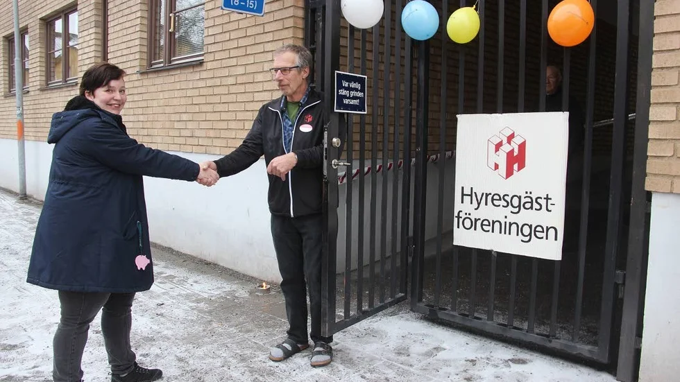 Kjell-Åke Pihl hälsade Annelie Domeij från Norrtälje kommunförening välkommen till invigningen av lokalen på Sandgatan.