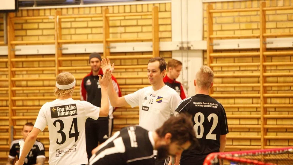 Målskytt. August Färnqvist blir gratulerad av Timothy Westlund efter sitt 3–4-mål.