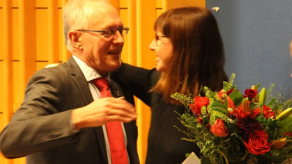 Grattis. Martina Wilén på Träningsskolan Bergvreten gratuleras av skolnämndens ordförande Sven Jansson.