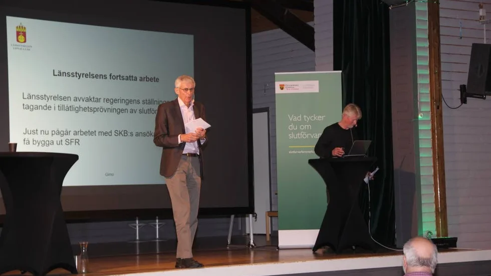 Kvällens moderator. Journalisten Ulf Wickbom inledde tisdagskvällens informationsmöte vid Idrottsgården Ladan i Gimo med att berätta att han följt frågan om ett slutförvar sedan kärnkraftsomröstningen år 1980, men tillstod att han var ödmjuk när det gällde den egna kunskapen om  sakfrågan.