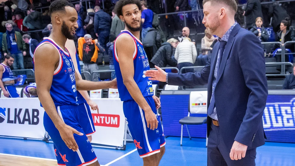 Alexander Yemane (vänster) är en av spelarna som kan få större ansvar när Peter Öqvist (höger) får klara sig utan Samuel Berkelund (mitten).