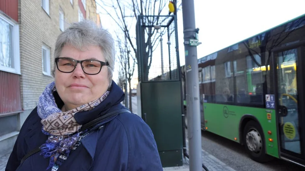 Oroad. Kommunalrådet Maria Gardfjell (MP) konstaterar att mätstationen för luftföroreningar som står på trottoaren bakom henne inte stått på rätt plats tidigare.