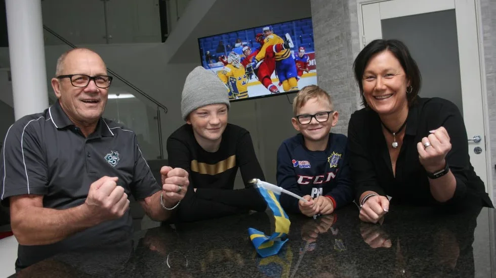 Laddning i Våla. Det laddas och hålls tummar för JVM-laget i allmänhet, och för Gustav Lindström i synnerhet, hos morfar Sven Ragnarsson, brorsorna Axel och Philip, och mamma Johanna Boman, inför semifinalen mot USA.